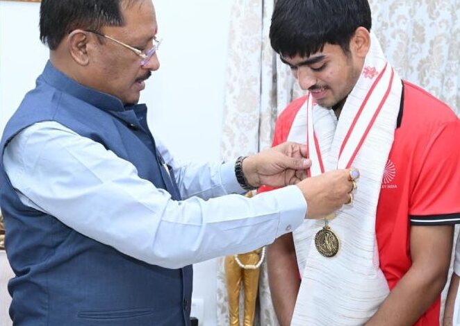 अंडर 18 एशिया कप विजेता खिलाड़ी ने सीएम से की मुलाकात