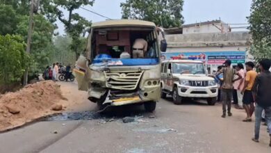 यात्री बस और ट्रक में आमने सामनेकी हुई भिड़ंत, 6 घायल