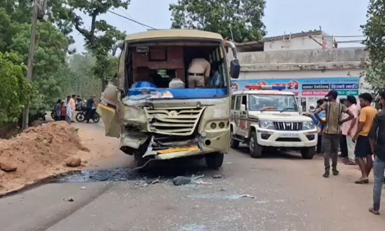 यात्री बस और ट्रक में आमने सामनेकी हुई भिड़ंत, 6 घायल यात्री बस और ट्रक में आमने सामनेकी हुई भिड़ंत, 6 घायल