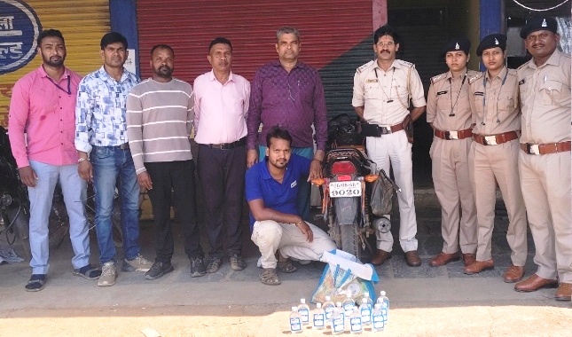 दोपहिया वाहन से अवैध शराब जब्त दोपहिया वाहन से अवैध शराब जब्त