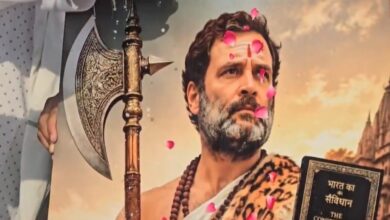 जन्मदिन पर राहुल गाँधी का नया लुक, एक हाथ में परशु और दूसरे में सविंधान