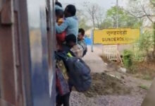 अंतागढ़-रायपुर ट्रेन में यात्री जान जोखिम में डालकर करते हैं यात्रा