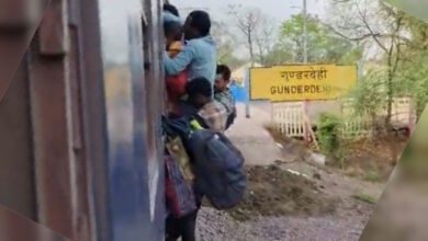 अंतागढ़-रायपुर ट्रेन में यात्री जान जोखिम में डालकर करते हैं यात्रा