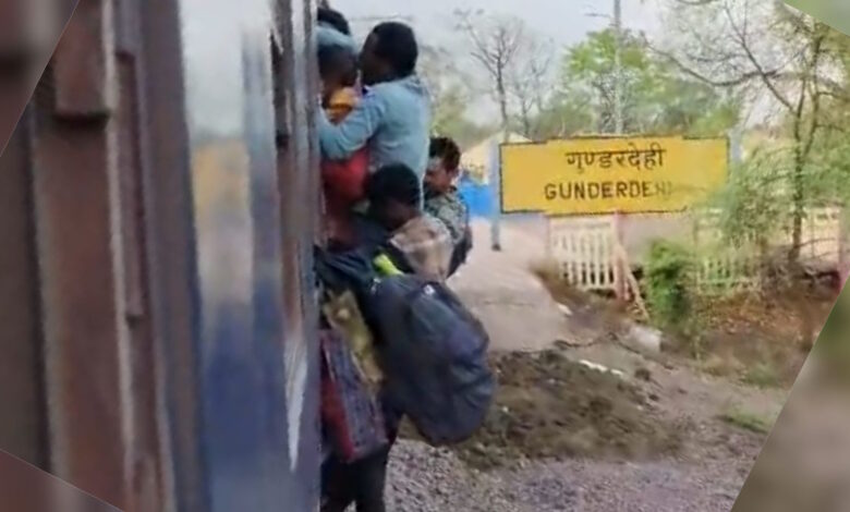 अंतागढ़-रायपुर ट्रेन में यात्री जान जोखिम में डालकर करते हैं यात्रा