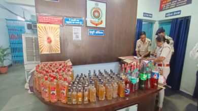 नकली होलोग्राम और शराब के साथ एक तस्कर गिरफ्तार, दो फरार नकली होलोग्राम और शराब के साथ एक तस्कर गिरफ्तार, दो फरार