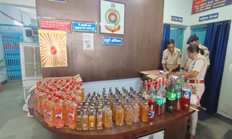 नकली होलोग्राम और शराब के साथ एक तस्कर गिरफ्तार, दो फरार