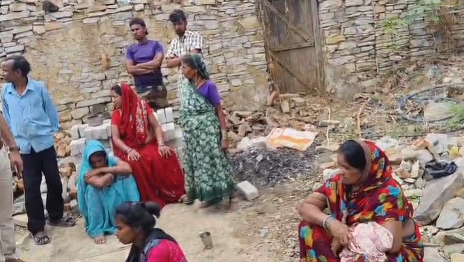 पत्नी के मायके जाने से नाराज पति ने बच्चो सहित जान दी