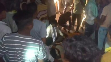 सड़क हादसे में युवक की मौत, गुस्साए ग्रामीणों ने किया हंगामा सड़क हादसे में युवक की मौत, गुस्साए ग्रामीणों ने किया हंगामा