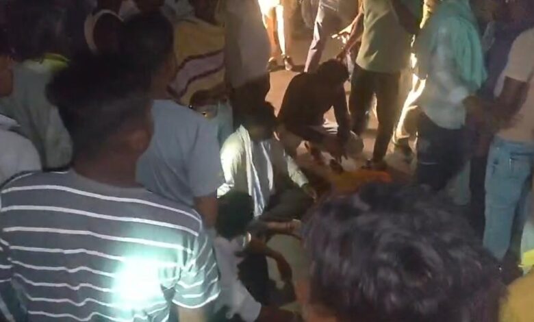 सड़क हादसे में युवक की मौत, गुस्साए ग्रामीणों ने किया हंगामा