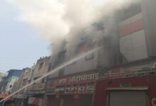 केके रोड के ऑटोमोबाइल शॉप में लगी आग