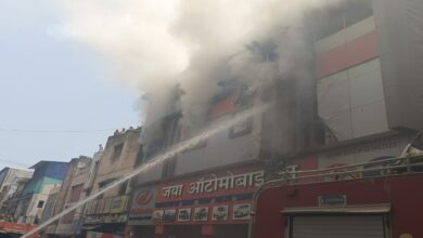केके रोड के ऑटोमोबाइल शॉप में लगी आग केके रोड के ऑटोमोबाइल शॉप में लगी आग
