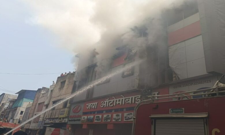 केके रोड के ऑटोमोबाइल शॉप में लगी आग