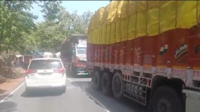 चिल्फी के मोड़ी के पास मशीन गिरने से सड़क जाम चिल्फी के मोड़ी के पास मशीन गिरने से सड़क जाम