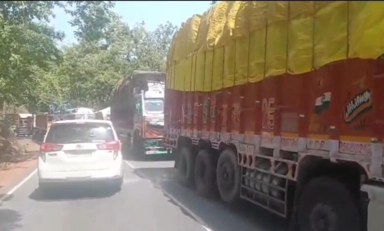 चिल्फी के मोड़ी के पास मशीन गिरने से सड़क जाम