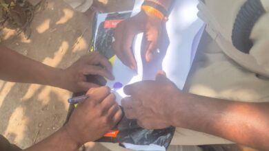 आबकारी विभाग का नया हथकंडा, कोरे कागज में हस्ताक्षर या अंगूठा लगाकर फंसा रहे आदिवासियों को आबकारी विभाग का नया हथकंडा, कोरे कागज में हस्ताक्षर या अंगूठा लगाकर फंसा रहे आदिवासियों को