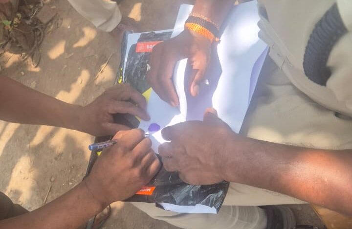 आबकारी विभाग का नया हथकंडा, कोरे कागज में हस्ताक्षर या अंगूठा लगाकर फंसा रहे आदिवासियों को आबकारी विभाग का नया हथकंडा, कोरे कागज में हस्ताक्षर या अंगूठा लगाकर फंसा रहे आदिवासियों को