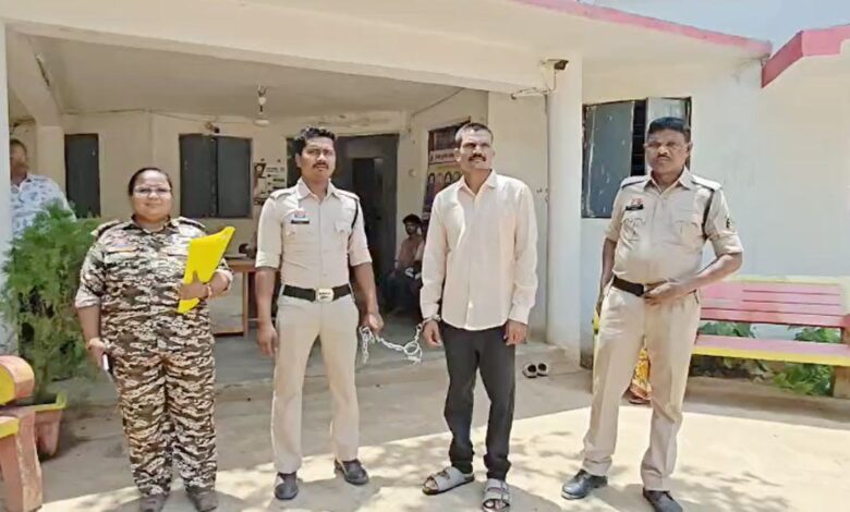 घर घुसकर महिला से दुष्कर्म का फरार आरोपी मोहला से गिरफ्तार घर घुसकर महिला से दुष्कर्म का फरार आरोपी मोहला से गिरफ्तार