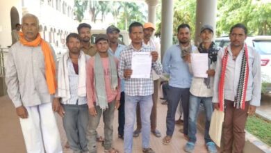 ग्रामीणों ने शासकीय जमीन पर अतिक्रमण के विरोध में कलेक्टर को सौंपा ज्ञापन ग्रामीणों ने शासकीय जमीन पर अतिक्रमण के विरोध में कलेक्टर को सौंपा ज्ञापन