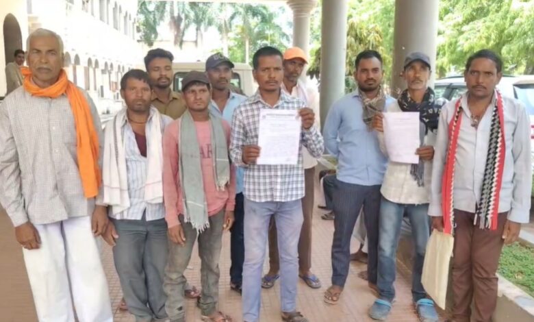 ग्रामीणों ने शासकीय जमीन पर अतिक्रमण के विरोध में कलेक्टर को सौंपा ज्ञापन ग्रामीणों ने शासकीय जमीन पर अतिक्रमण के विरोध में कलेक्टर को सौंपा ज्ञापन