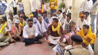 आदिवासी समाज पर आपत्तिजनक टिप्पणी से नाराज लोगों ने कोतवाली घेरा आदिवासी समाज पर आपत्तिजनक टिप्पणी से नाराज लोगों ने कोतवाली घेरा