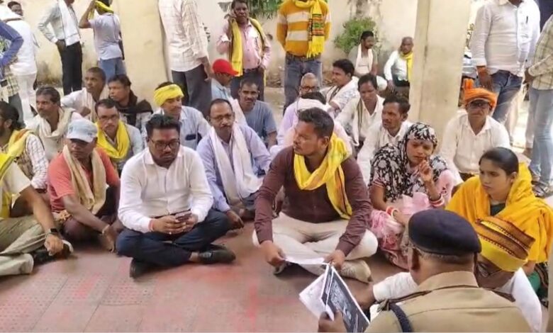 आदिवासी समाज पर आपत्तिजनक टिप्पणी से नाराज लोगों ने कोतवाली घेरा