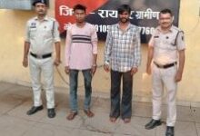 नाबालिग से दुष्कर्म मामले में नया मोड़, पीड़िता के दादा आरोपी से पैसे लेते दिखे नाबालिग से दुष्कर्म मामले में नया मोड़, पीड़िता के दादा आरोपी से पैसे लेते दिखे
