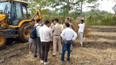 खेत के बीच से नहर निकालने से नाराज किसान ने खाया जहर