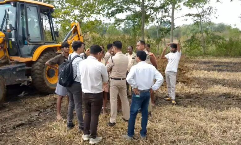 खेत के बीच से नहर निकालने से नाराज किसान ने खाया जहर