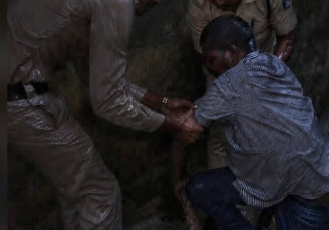 तूफानी और अँधेरी रात में नाले में गिरे युवक को पुलिस ने बचाया तूफानी और अँधेरी रात में नाले में गिरे युवक को पुलिस ने बचाया