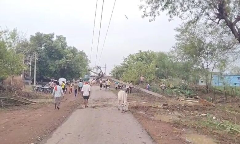 आंधी से मोबाइल टावर और पेड़ गिरने से कई गांव अँधेरे में डूबे आंधी से मोबाइल टावर और पेड़ गिरने से कई गांव अँधेरे में डूबे