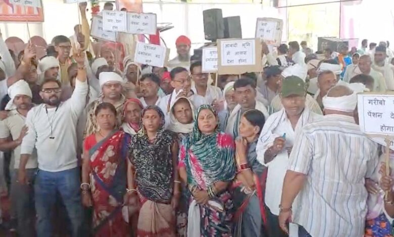सुशासन तिहार में कांग्रेस और महिलाओं ने किया प्रदर्शन