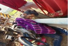 स्कार्पियो की ठोकर से रेत परिवहन कर रहा ट्रैक्टर पलटा , ड्राइवर की मौत