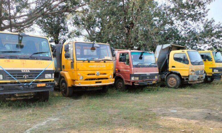 कोयला और रेत का अवैध परिवहन करते 8 गाड़ियां जब्त कोयला और रेत का अवैध परिवहन करते 8 गाड़ियां जब्त