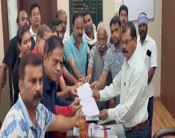 सराफा व्यवसायी हत्याकांड, पीड़ित परिवार के साथ जेसीसीजे नेता जोगी ने कलेक्टर को सौंपा ज्ञापन