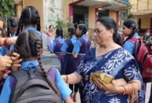 नए शैक्षणिक सत्र में छात्रों का तिलक लगाकर किया गया स्वागत
