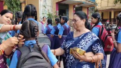 नए शैक्षणिक सत्र में छात्रों का तिलक लगाकर किया गया स्वागत नए शैक्षणिक सत्र में छात्रों का तिलक लगाकर किया गया स्वागत