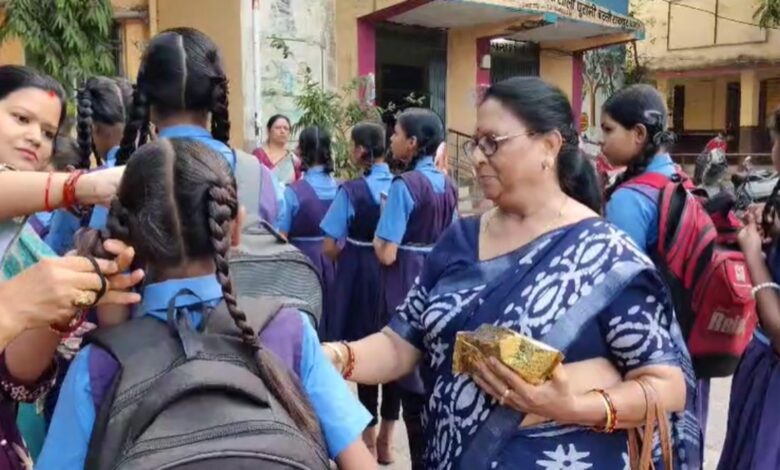 नए शैक्षणिक सत्र में छात्रों का तिलक लगाकर किया गया स्वागत