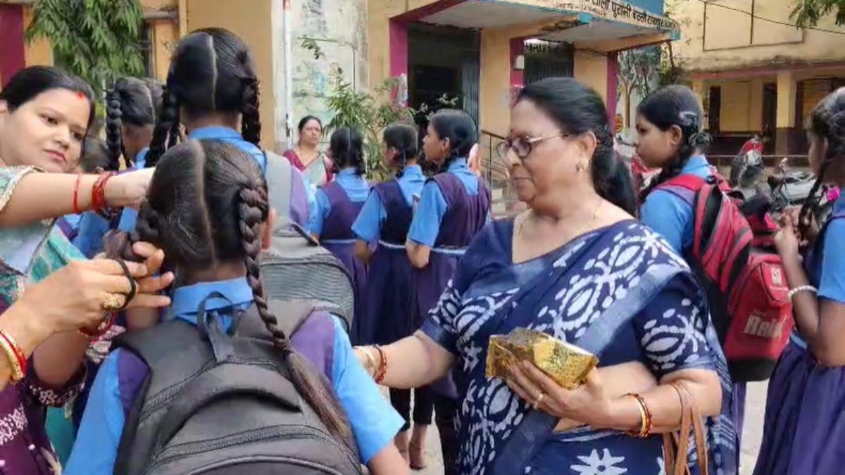 नए शैक्षणिक सत्र में छात्रों का तिलक लगाकर किया गया स्वागत