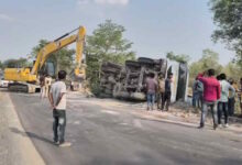 राखड़ भरा ट्रक सड़क पर पलटा, लगा जाम