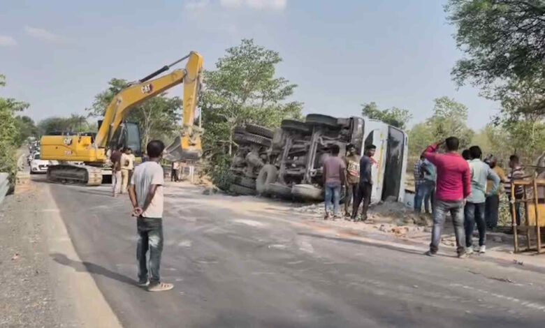 राखड़ भरा ट्रक सड़क पर पलटा, लगा जाम