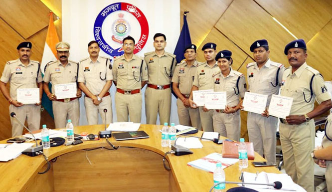 कांकेर एसपी ने ली पुलिस अधिकारियों की समीक्षा बैठक, बेहतर कार्य करने वाले हुए सम्मानित