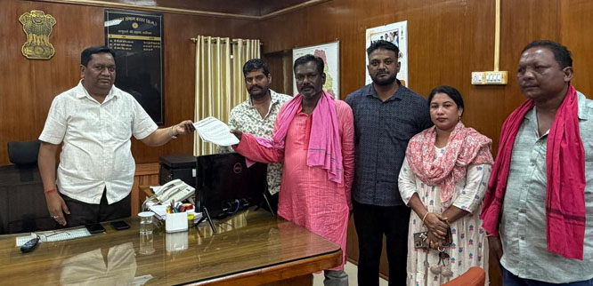 बचेली टेलिंग डैम प्रभावितों ने पुनर्वास पहले, विस्थापन बाद में की मांग काे लेकर सौंपा ज्ञापन बचेली टेलिंग डैम प्रभावितों ने पुनर्वास पहले, विस्थापन बाद में की मांग काे लेकर सौंपा ज्ञापन