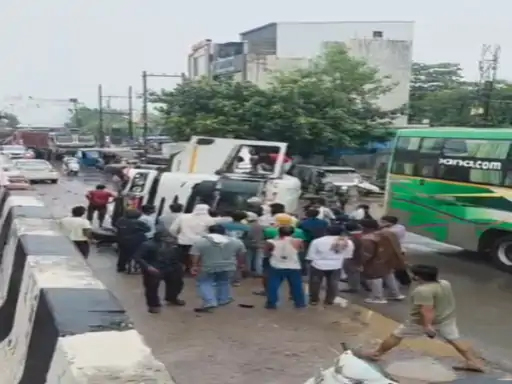 संतोषी नगर ब्रिज नीचे गिरा ट्रक,कोई जनहानि नही