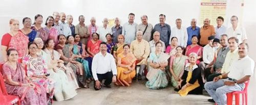 सियान गुड़ी में वृद्धजनों से मिलने पहुंचे शिक्षा विभाग के रिटायर्ड अफसर