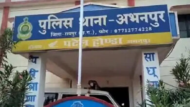 तालाब के पानी में तैरता मिला युवती का शव, हत्या की आशंका तालाब के पानी में तैरता मिला युवती का शव, हत्या की आशंका