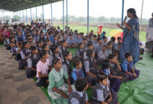 सोशल मीडिया में लगी गुहार और गांव पहुंच गई बाल चौपाल, डॉ. वर्णिका ने बच्चों को सिखाए संस्कार के सबक सोशल मीडिया में लगी गुहार और गांव पहुंच गई बाल चौपाल, डॉ. वर्णिका ने बच्चों को सिखाए संस्कार के सबक