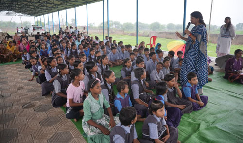 सोशल मीडिया में लगी गुहार और गांव पहुंच गई बाल चौपाल, डॉ. वर्णिका ने बच्चों को सिखाए संस्कार के सबक सोशल मीडिया में लगी गुहार और गांव पहुंच गई बाल चौपाल, डॉ. वर्णिका ने बच्चों को सिखाए संस्कार के सबक