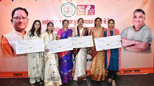 पद्मविभूषण स्व. डॉ. तीजन बाई सहित आठ दिवंगत कलाकारों एवं साहित्यकारों के परिजनों को मिली आर्थिक सहायता