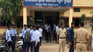 फुंडहर शासकीय स्कूल के बाहर चाकूबाजी के दोषी पर हुई कार्यवाही: डीईओ नायर फुंडहर शासकीय स्कूल के बाहर चाकूबाजी के दोषी पर हुई कार्यवाही: डीईओ नायर