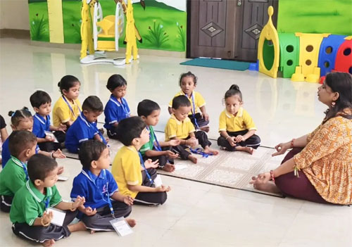 हाईटेक आंगनबाड़ी में प्रार्थना, योग से हो रही दिन की शुरुआत हाईटेक आंगनबाड़ी में प्रार्थना, योग से हो रही दिन की शुरुआत